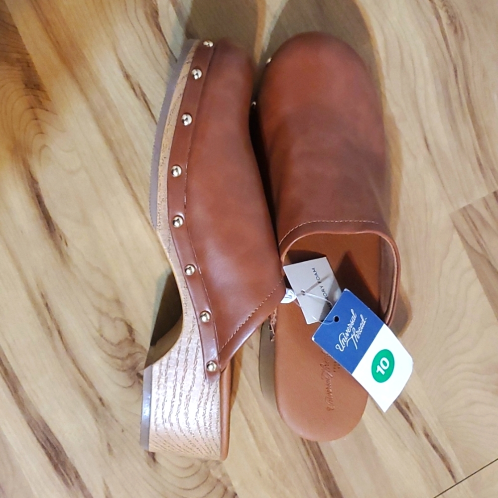 Brand new Universal thread brown chunky wooden heel mules. Size 10